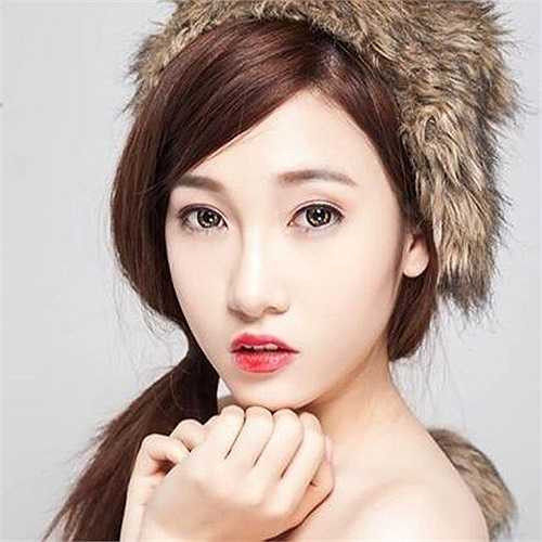 Đam mê âm nhạc, sau giờ giảng dạy ở trung tâm, Phương Hường lại có những phút giây 'phiêu' khi trình diễn nghệ thuật đường phố.