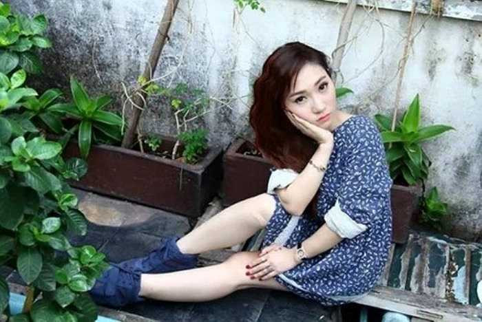 Theo chia sẻ của Phương Hường, số tiền khách tip cho các màn biểu diễn trên đường phố được cô dành quyên góp, ủng hộ trẻ em nghèo, mồ côi hoặc gửi vào chùa.