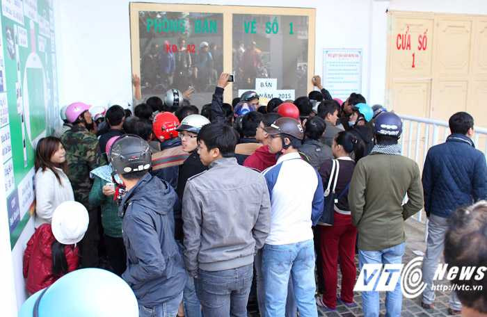 Quang cảnh mua vé trận HAGL vs Thanh Hóa