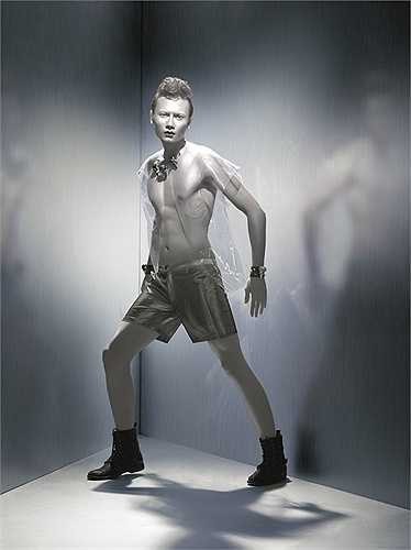 Duy Anh sở hữu chiều cao 1m89, chinh phục các thí sinh trong nhà chung bởi khiếu hài hước và những biệt tài như đàn piano, ca hát và nhảy