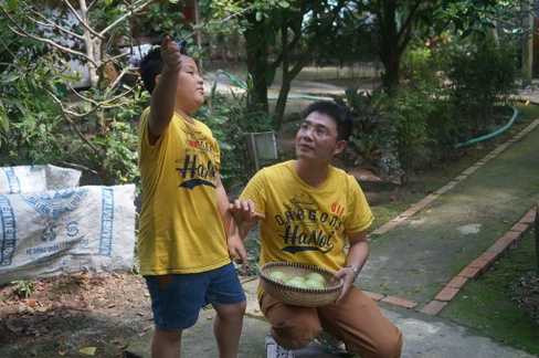 Hai cha con Lê Minh tập dợt trước thử thách Con đi giấu, ba đi tìm.