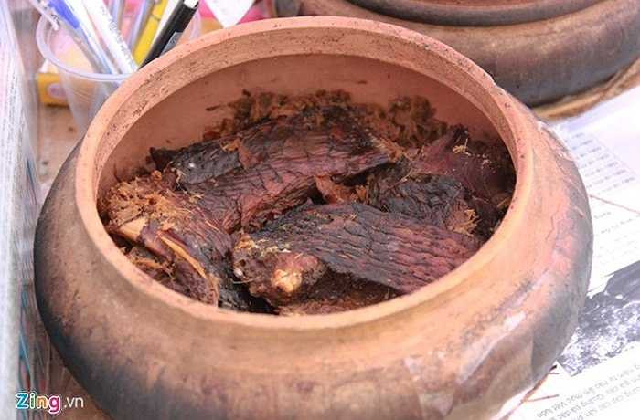 Nồi cá kho tiền triệu Cũng như rươi, trước kia cá kho chỉ là món ăn bình dị, dân dã ở các gia đình ở nông thôn. Tuy nhiên, mấy năm gần đây, cá kho ngày càng được nhiều người ưa chuộng và giá đắt đỏ, đặc biệt cá trắm được kho ở làng Nhân Hậu, Hà Nam - mảnh đất được cho là nguyên mẫu của làng Vũ Đại trong truyện ngắn Chí Phèo. Ảnh: Ngọc Lan.