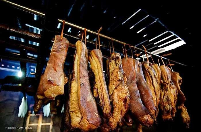Thịt gác bếp cháy hàng mỗi dịp Tết Thịt trâu sấy là món ăn đặc trưng của người vùng cao Tây Bắc. Vào những dịp lễ, Tết người dân thường mổ trâu và dành ra một lượng thịt trâu bắp thật tươi, ướp gia vị để treo trên gác bếp, hun khói để ăn dần. Ảnh: Phạm Hưởng. 