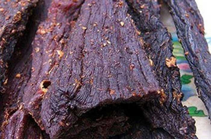 Do món ăn ngọn, có vị thơm, ngọt nên được rất nhiều khách du lịch thích thú. Sau dần dần chúng trở thành đặc sản ở nơi đây. Hiện nay, những loại thịt 'gác bếp' này có giá không rẻ, dao động từ 900.000 đến 1,3 triệu/kg. Vào những ngày Tết, nhiều gia đình sẵn sàng chi tiền triệu mua về để làm đồ nhắm uống bia, rượu. Ảnh: Ngọc Lan. 