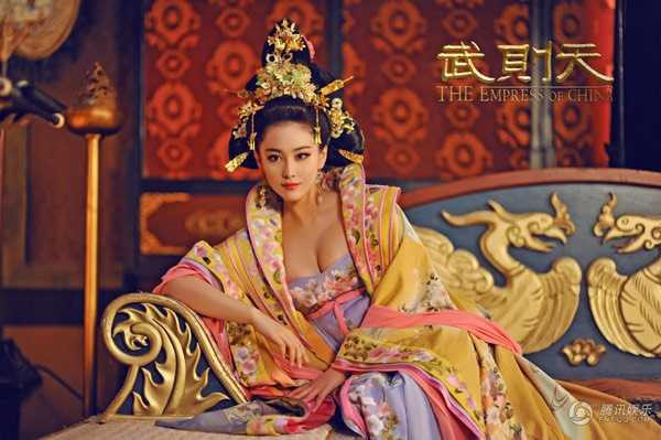 Cùng với Phạm Băng Băng, Trương Hinh Dư là một trong 2 mỹ nhân được chú ý và chờ đợi nhất. Nhan sắc cũng như tạo hình của Tiêu Thục Phi đã làm hài lòng người xem.