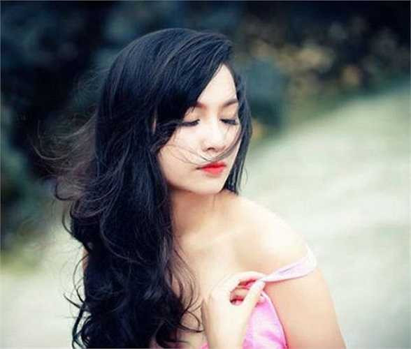 Trần Mỹ Ngọc (SN 1992), cô gái đến từ xứ hoa Đà Lạt được biết đến với năng khiếu ca hát và giành nhiều giải thưởng khi còn ngồi trên ghế nhà trường.