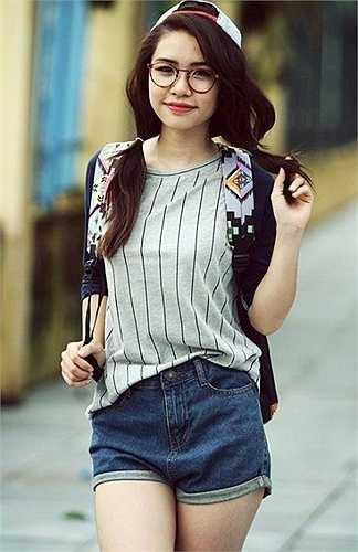 Đinh Hồng Anh năm nay 19 tuổi, hiện làm công việc trang điểm tự do và bán hàng online. 