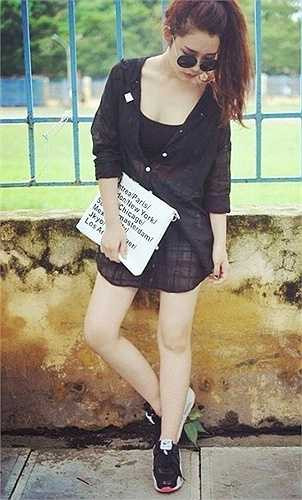 Cô bạn có thu nhập 30 triệu/tháng nhờ bán hàng và make up tự do. Ngoài ra, Hồng Anh còn làm mẫu ảnh cho các shop thời trang.