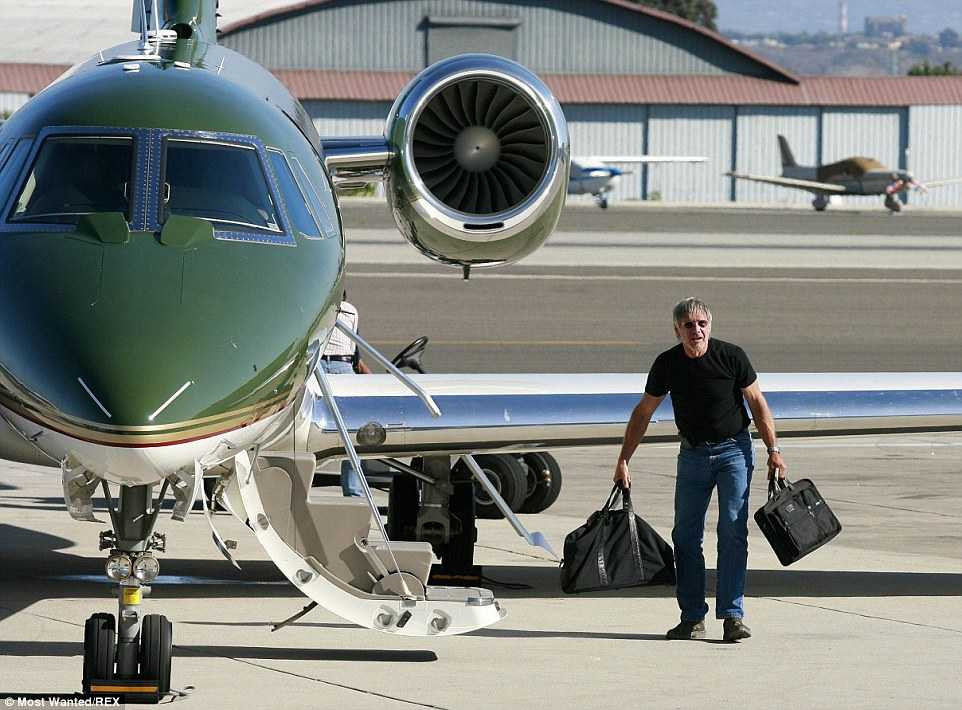 Tài tử Harrison Ford sở hữu chuyên cơ mang tên Cessna 680, có giá lên tới 18 triệu USD. Chiếc máy bay này có thể chờ được 12 hành khách và tài tử 72 tuổi đã từng đích thân lái nó 