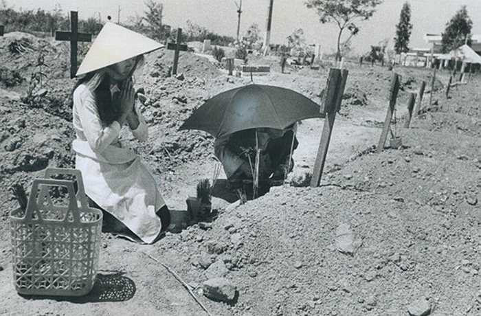 Những ngôi mộ mới đắp trong nghĩa trang Biên Hòa.