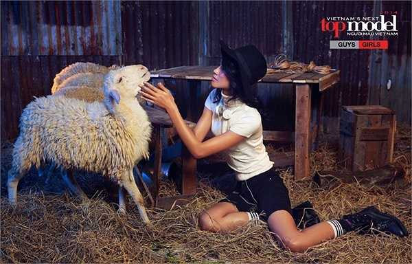 Cô gái này đã không ngần ngại thể hiện sự yêu, ghét rõ ràng của mình với Văn Hội khi nhiều lần liên tiếp phải bắt cặp cùng thí sinh mà cô ghét nhất nhà chung