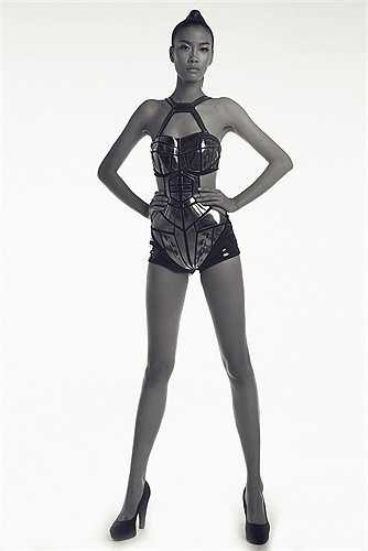 Trong khoảng thời gian ngắn ngủi, Nguyễn Oanh nhanh chóng khẳng định khả năng catwalk của mình trên sàn diễn thời trang chuyên nghiệp, đặc biệt là sàn diễn tiêu chuẩn quốc tế với những yêu cầu khó khăn của các nhà thiết kế đến từ những quốc gia khác nhau.