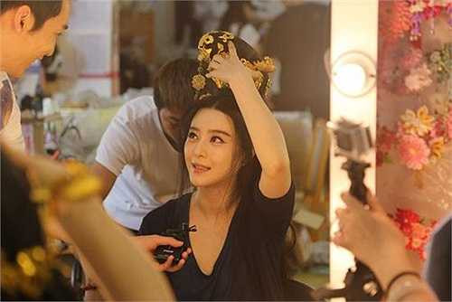 Ngay sau khi những tập phim đã qua biên tập lại, khán giả lẫn người hâm mộ tỏ ra bức xúc bởi vòng một của các người đẹp đã hoàn toàn biến mất. Gương mặt diễn viên choán trọn màn hình, thậm chí các nhân vật xung quanh bị mất mặt hay mất đầu chỉ vì... vòng một của bạn diễn nữ.