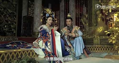 Hựu Minh cũng hóa trang thành vương tử trò chuyện cùng Phạm Băng Băng.