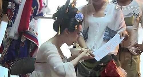 Vừa ăn mì gói vừa đọc kịch bản.