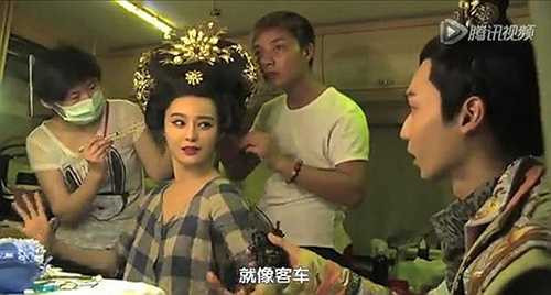 Nam MC (phải) đột kích chiếc xe BMW của Phạm Băng Băng. Theo Dân Việt