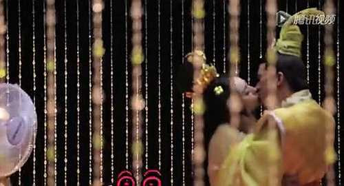 Cả hai khóa môi ngon lành trên trường quay.