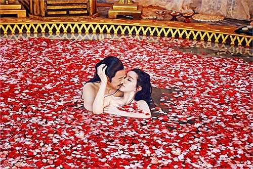 Phạm Băng Băng khoe ảnh tắm chung với Trương Phong Nghị trong điện thoại cho MC Hựu Minh xem.