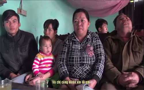 BTV Diệp Chi đến gặp và xin lỗi gia đình anh Nguyễn Nhật Thanh (Ảnh chụp từ màn hình)