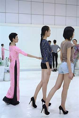 Họ cùng nhau tích cực tập luyện những thần thái biểu diễn cho đến những sải bước phải thật tự tin trên sân khấu. 