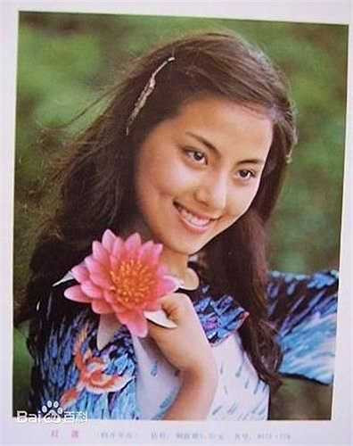 Nhưng vì nữ diễn viên không biết tiếng Quảng Đông, trong phi tiếng phổ thông không đạt tiêu chuẩn nên cô chỉ được phép đóng những vai phụ trong các bộ phim không mấy tên tuổi.