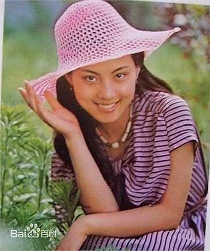 Vì quá khó khăn, Nhạc Vận đã xin cho mẹ quá cảnh đến Hồng Kông, cô thuê phòng trọ ở cùng mẹ. Đường cùng không còn cách nào, người đẹp đã xin tham gia đóng các bộ phim khiêu dâm của đạo diễn nổi tiếng dòng phim người lớn - Vương Tinh.