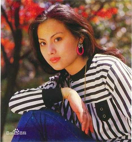 Nam tài tử 46 tuổi khi đó còn hứa hẹn sẽ cưới Nhạc Vận về làm vợ, sẽ đưa cô tới Hồng Kông, giới thiệu vào làng giải trí xứ cảng thơm để trở thành ngôi sao nổi tiếng và sống cùng nhau đến lúc đầu bạc răng long.