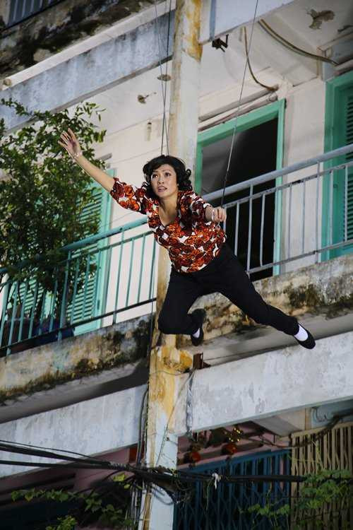 Má Siêu Nhân do Phương Thanh thủ vai lấy nét quê mùa màu mè làm chủ đạo, dễ dàng di chuyển nhưng cũng có nét hậu đậu rất duyên.