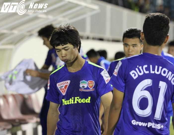 Công Phượng thất thểu rời sân sau trận thua Thanh Hóa