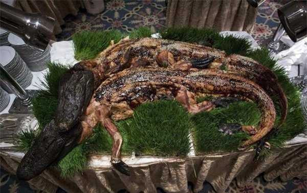 Đại gia đãi tiệc: Cá sấu nguyên con, gián nướng… lên mâm
