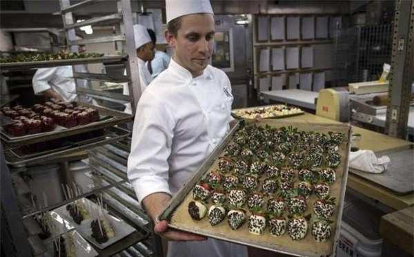 Đại gia đãi tiệc: Cá sấu nguyên con, gián nướng… lên mâm