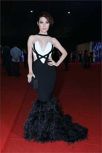 Bộ đầm được đánh giá cao về độ táo bạo nhưng lại bị chê về thiết kế rối mắt với lớp lông chim khá lỗi mốt cho phần chân váy.