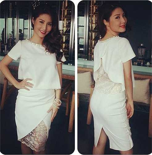 Cách kết hợp ren với pha lê đính cổ và bộ vòng tay ngọc trai dường như thiếu liên quan trong tổng thể.