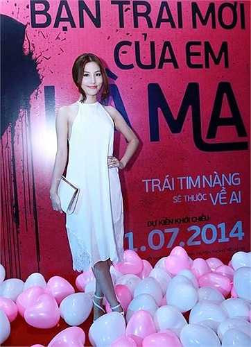 Thêm một lựa chọn đầm suông khiến cô trở nên mờ nhạt.