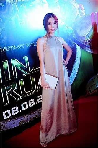 Thêm một sự cố với đầm suông khiến Diễm My lộ vẻ lôi thôi, nhếch nhác.