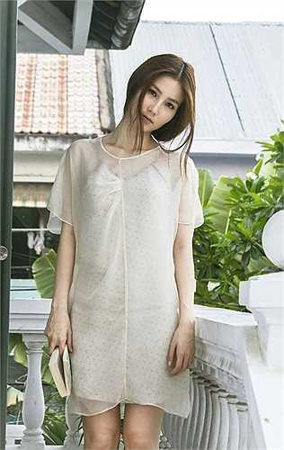 Một cách lựa chọn trang phục khá tuềnh toàng của cô diễn viên 9x trong bộ ảnh không mấy ấn tượng.