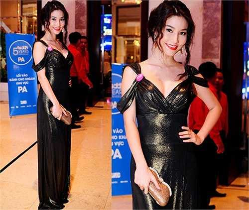 Mẫu đầm lệch lạc với xu hướng thời trang từ kiểu dáng tới chất liệu biến cô gái trẻ trở thành một người đẹp tuổi 30.