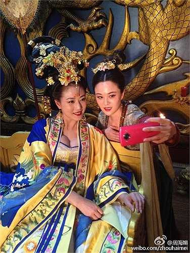 Tuy phim phát sóng trên truyền hình đã cắt hết cảnh lộ ngực trong phim của các mỹ nhân, nhưng những bức ảnh hậu trường êkip vừa tung ra đã tiếp tục hâm nóng bằng những cảnh mỹ nhân khoe ngực trong hậu trường.