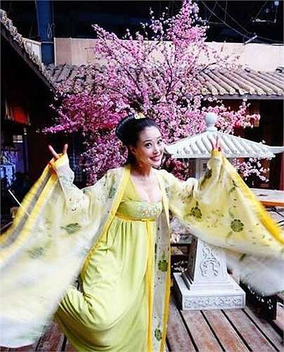 Mỹ nhân trong 'Võ Mị Nương truyền kỳ' nhí nhảnh phía ngoài hậu trường.