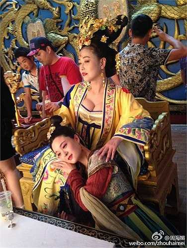 Loạt ảnh hậu trường 'độc' này đang được cộng đồng mạng truyền tay nhau. Các nữ diễn viên trong phim vừa tạo dáng hài hước, vừa không quên khoe vòng 1.