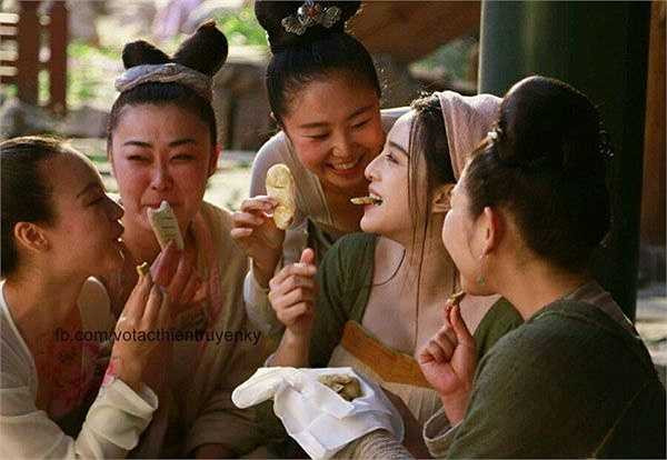 Phạm Băng Băng đã ăn chay 7 năm nay, nên trong quá trình đóng phim cô không quên gói đồ ăn mang theo và mời các diễn viên khác cùng thưởng thức đồ chay.