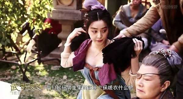 Phạm Băng Băng sửa sang trang phục trước khi 'lên sóng'.