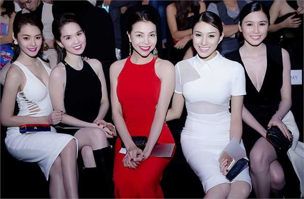 Từ trái qua: Linh Chi, Ngọc Trinh, Trà Ngọc Hằng, Lê Hà và Tường Vy ngồi cùng hàng ghế, đọ vẻ gợi cảm.