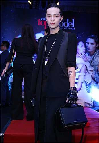 Stylist Kelbin Lei cá tính trong bộ trang phục, phụ kiện gam đen.