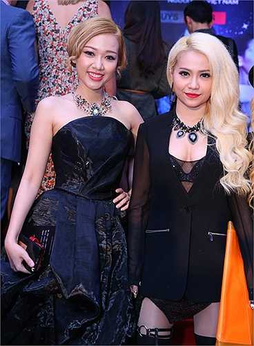 Ca sĩ Băng Di (trái) và cô bạn MiA mặc sexy.