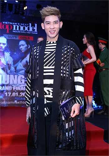 Người mẫu Minh Trung diện trang phục họa tiết đen trắng lạ mắt.