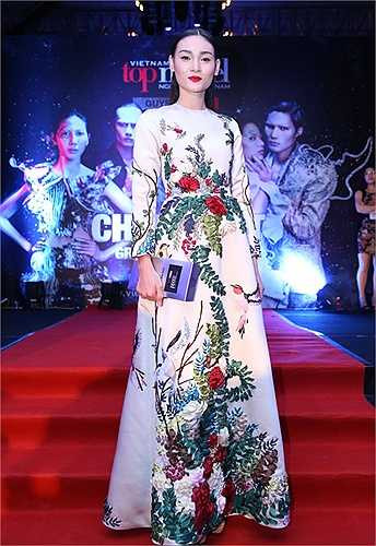 Thùy Trang Next Top mặc kín đáo vẫn nổi bật.