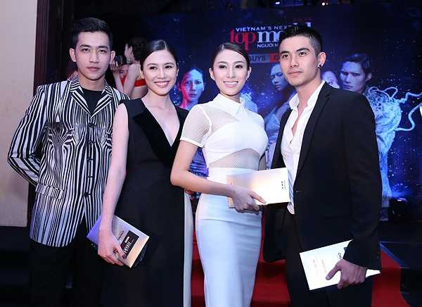 Hai mẫu nam Võ Cảnh (ngoài cùng bên trái) và Hoàng Tiến Dũng (ngoài cùng bên phải) bảnh bao, lịch lãm bên Tường Vy, Lê Hà.