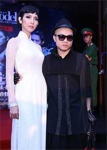 Siêu mẫu Xuân Lan diện áo dài trắng tinh khôi chụp ảnh cùng nhà thiết kế Đỗ Mạnh Cường. Theo Ngoisao.net