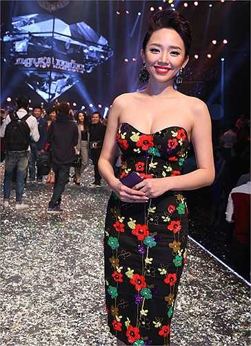 Tóc Tiên tự tin phô vai trần, ngực đầy.